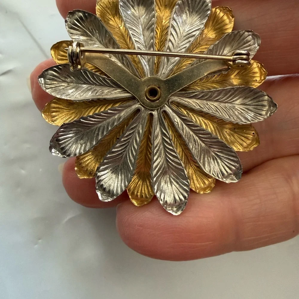Elegant Gold and Silver Floral Brooch - Picture 3 of 4